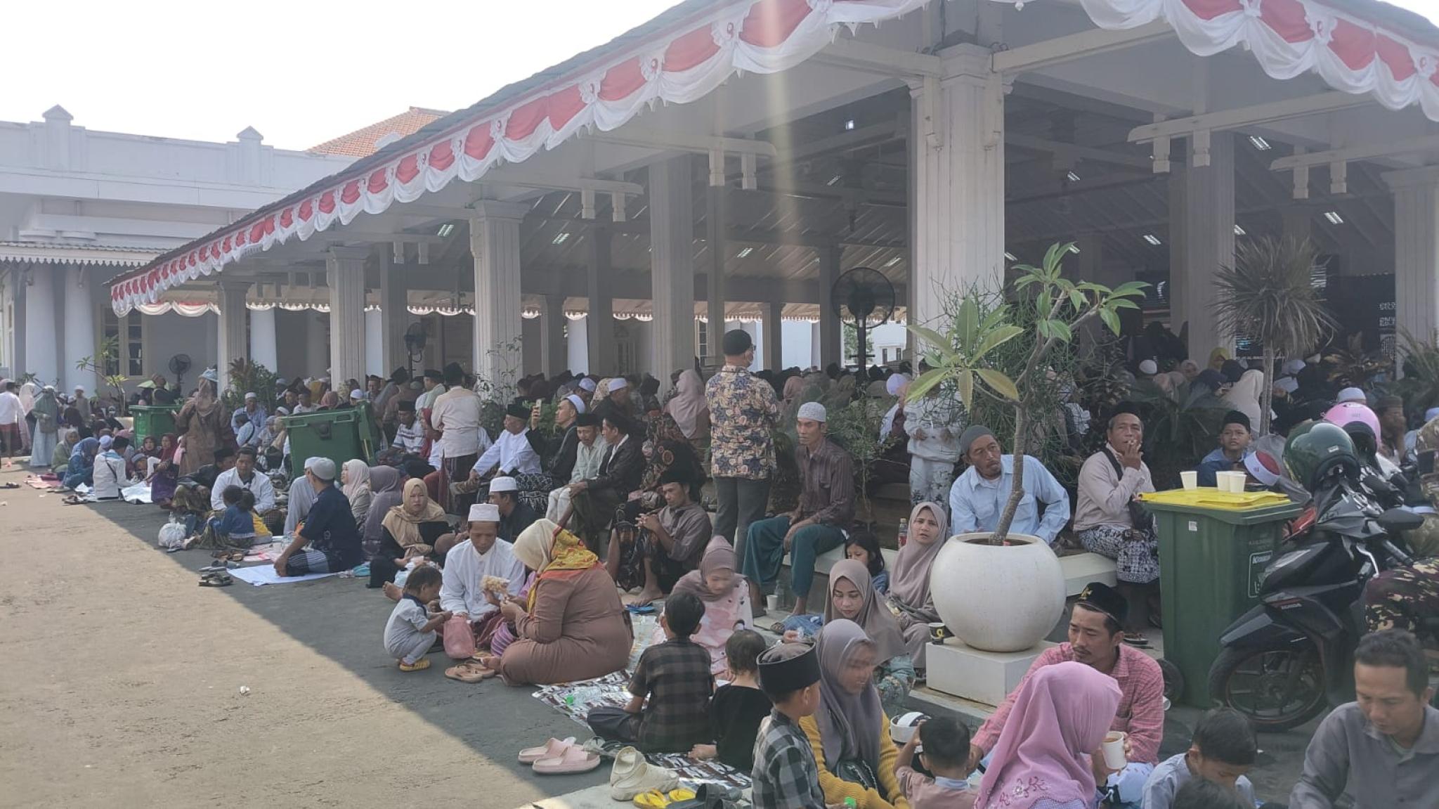 FASILITASI JAMAAH HAUL KE 45 KH ABDUL HAMID PASURUAN DI PENDOPO