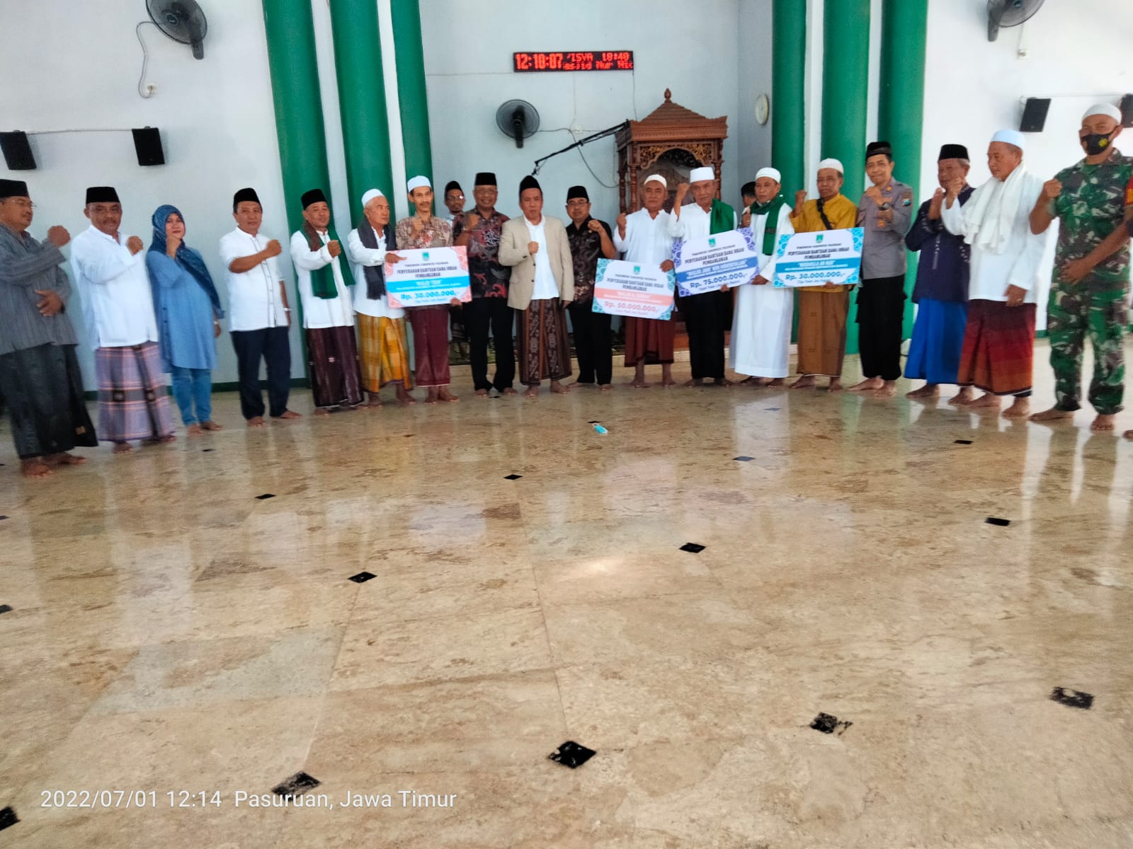 Penyerahan Bantuan Hibah Masjid Nur Hidayatullah Kel. Dermo Kec. Bangil oleh Bapak Wakil Bupati