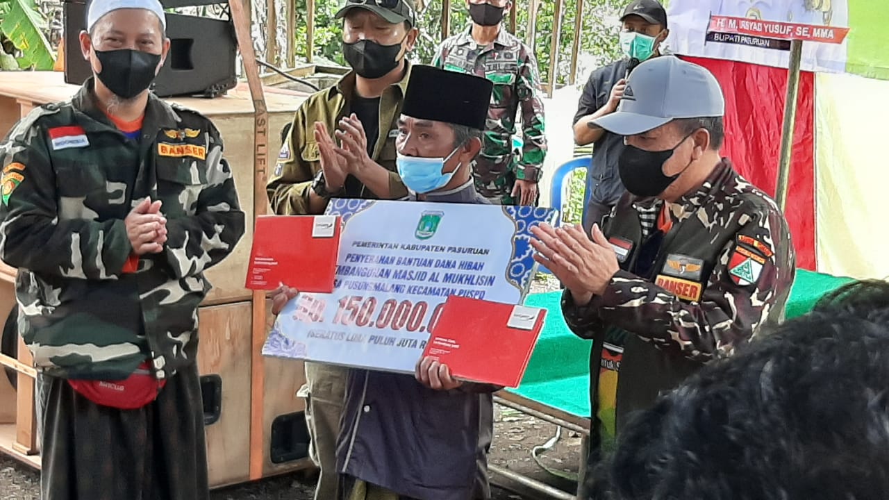Penyerahan Bantuan Hibah Masjid Al Mukhlisin Kecamatan Puspo Tahun 2021 