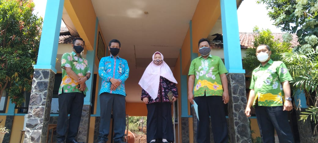 Monitoring Pembelajaran Tatap Muka terbatas di SMAN Lumbang tahun 2021